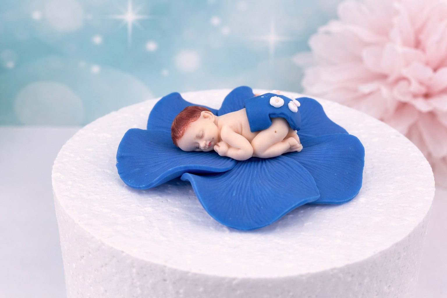 Essbare Zuckerfigur „Baby blau“ – handgefertigte Tortendeko (ca. 11 cm)
